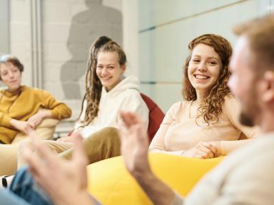 Fire personer der taler sammen